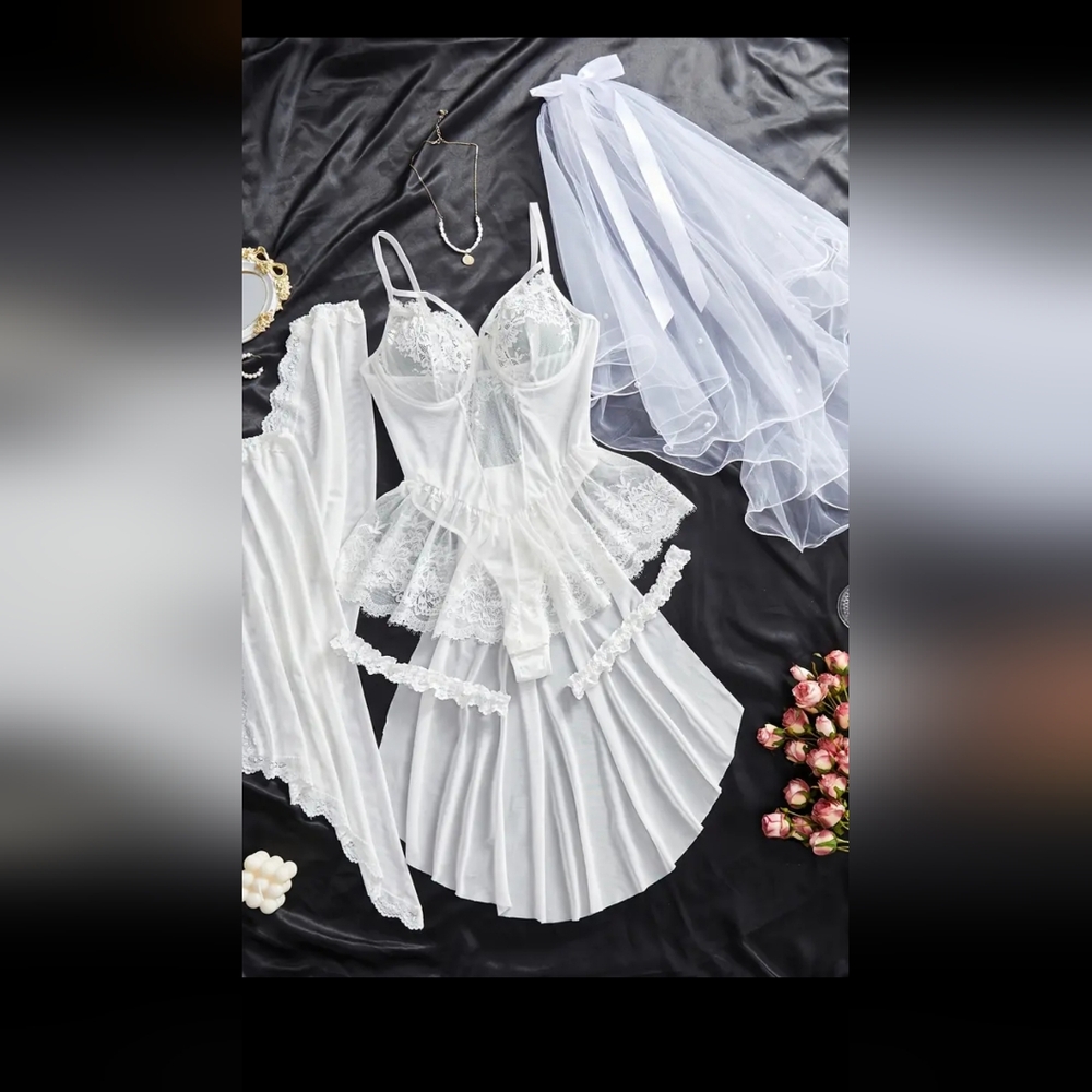 Gorgous SET With Many Pieces
